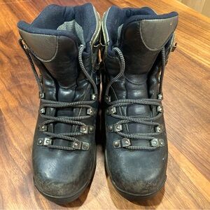 Merrell Leather Hiking boots 🥾 size 6 black